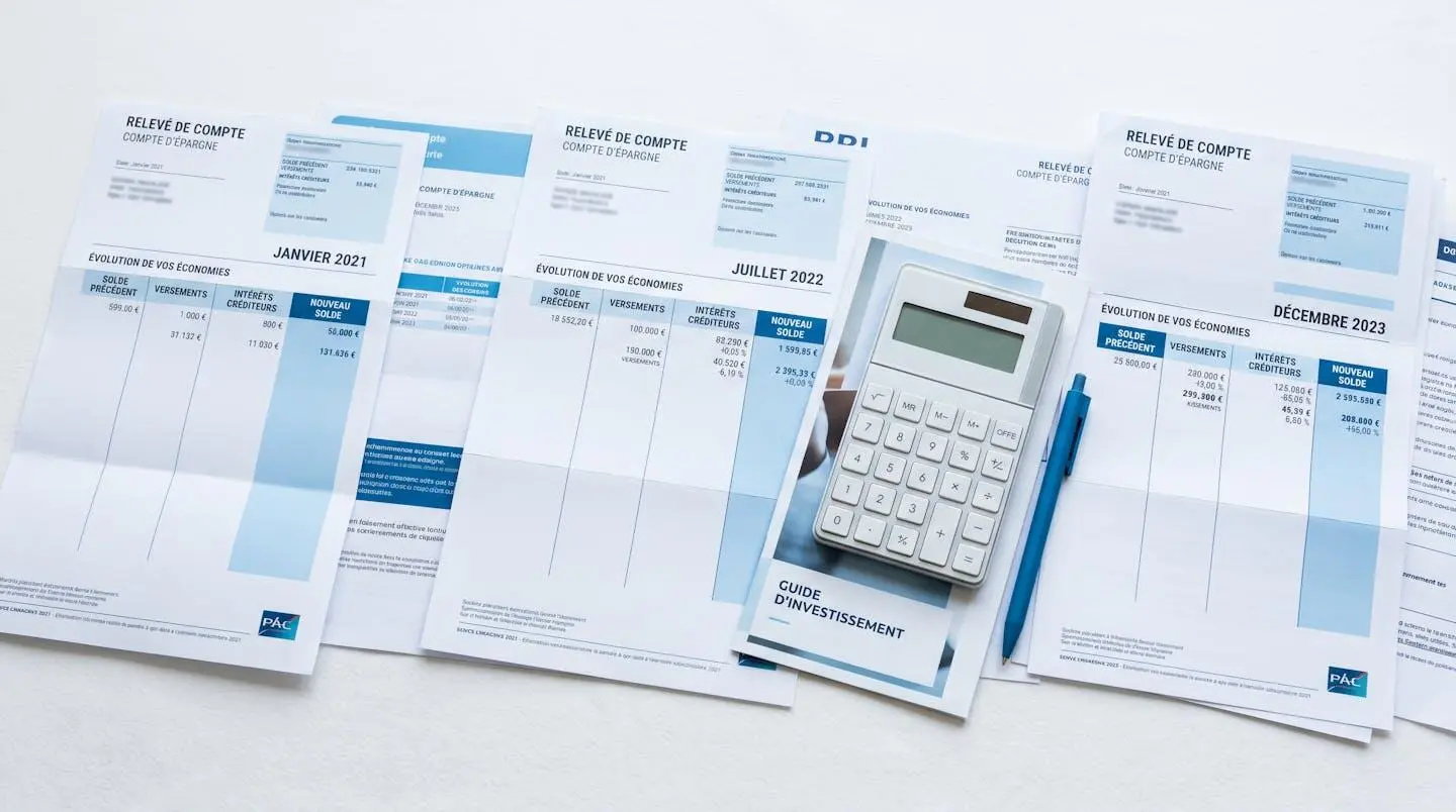 Documents bancaires montrant la progression d'une épargne jeune avec capitalisation des intérêts sur plusieurs années